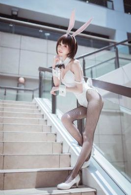 女员工的付出中字_HD手机在线观看